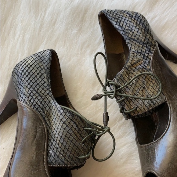 Stuart Weizman | textured peep toe mermaid heel - Picture 6 of 16